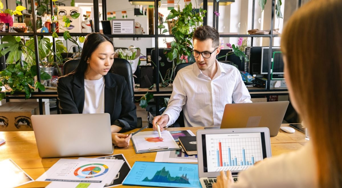 How Advertising Influences Consumer Behavior 2026